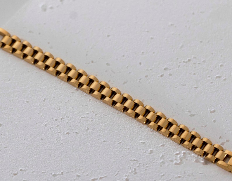 Classic golden watch bracelet
