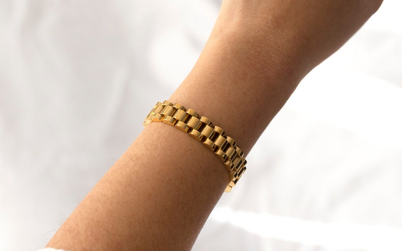 Classic golden watch bracelet
