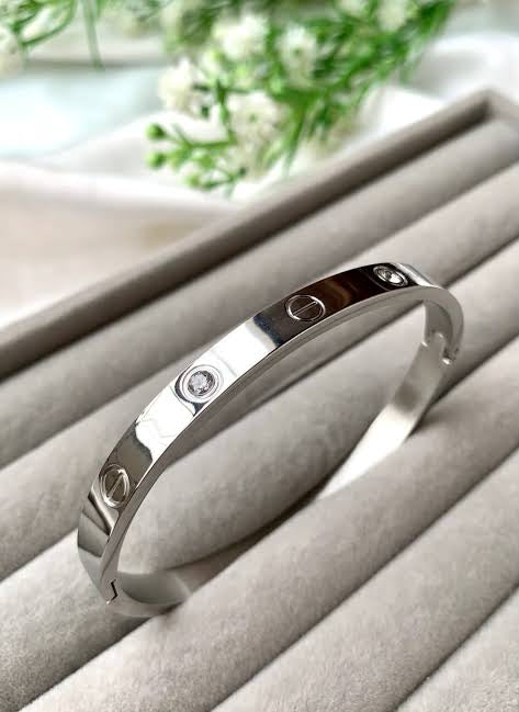 Cartier Diamond Love bangle