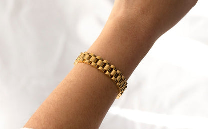 Classic golden watch bracelet