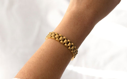 Classic golden watch bracelet